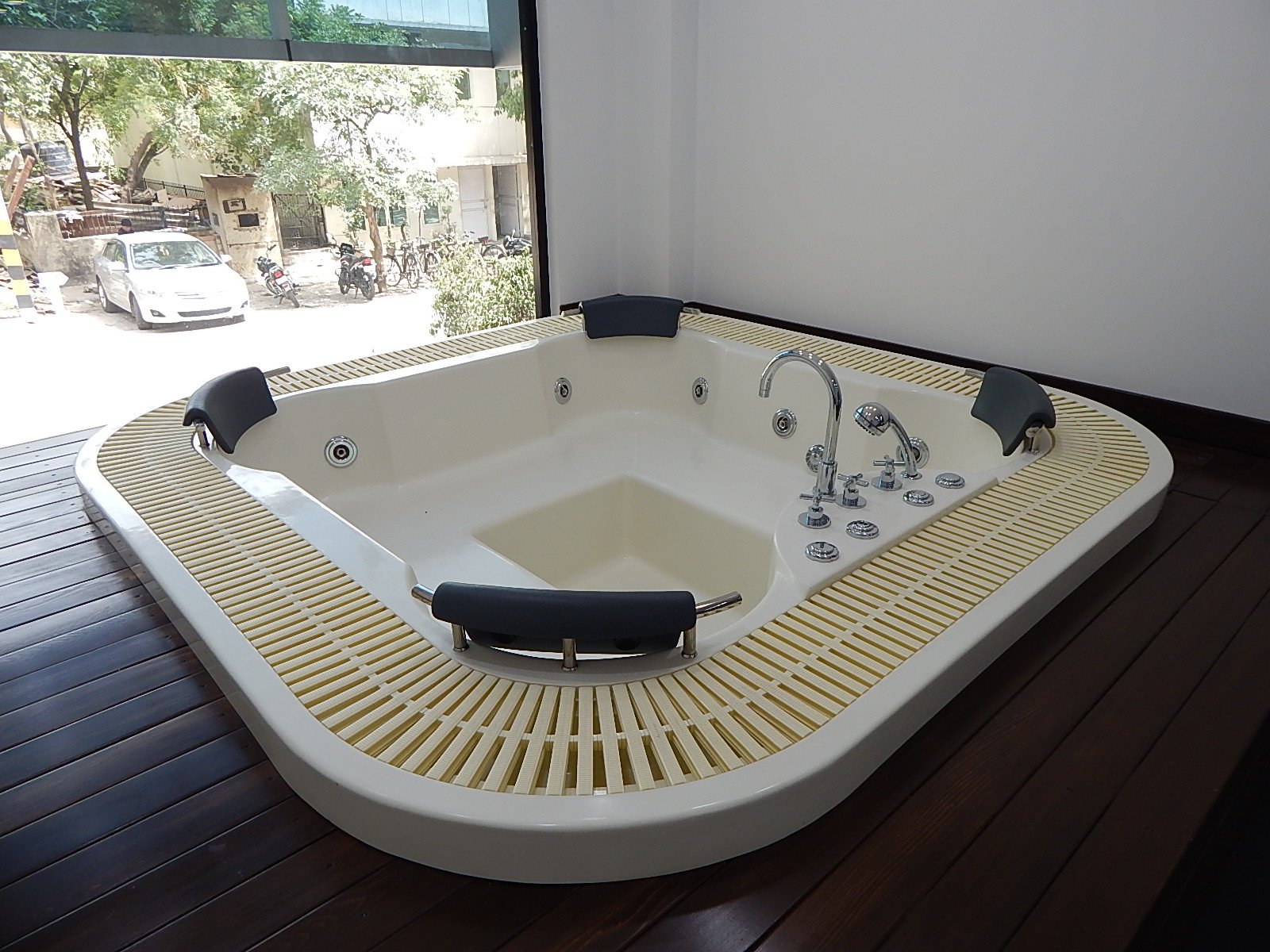 Jacuzzi Bathtub A Luxurious Experience with Incredible Health Benefits